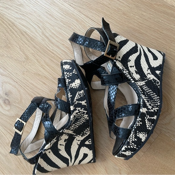 Jimmy choo 4.5” black leather snakeskin embossed straps and zebra wedge detail - Picture 4 of 6